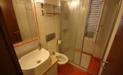 Residence KATJA: B5/O - Badezimmer mit Duschkabine (Beispiel)