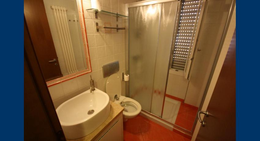 B5/O - Badezimmer mit Duschkabine (Beispiel)