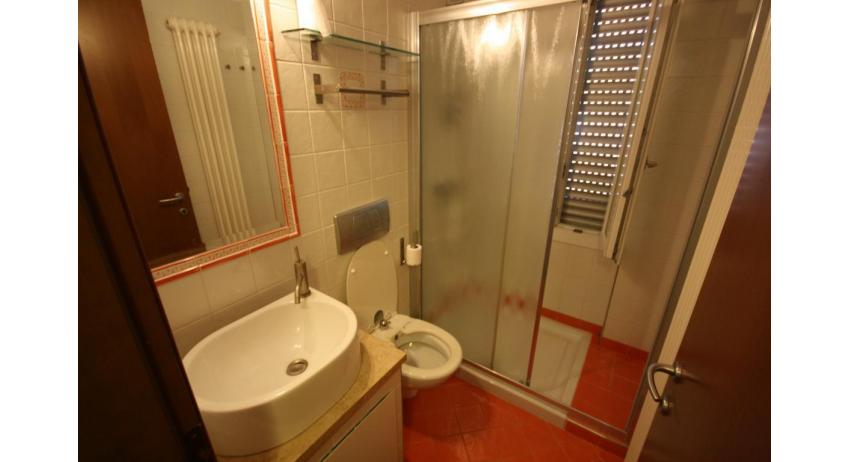 Residence KATJA: B5/O - Badezimmer mit Duschkabine (Beispiel)