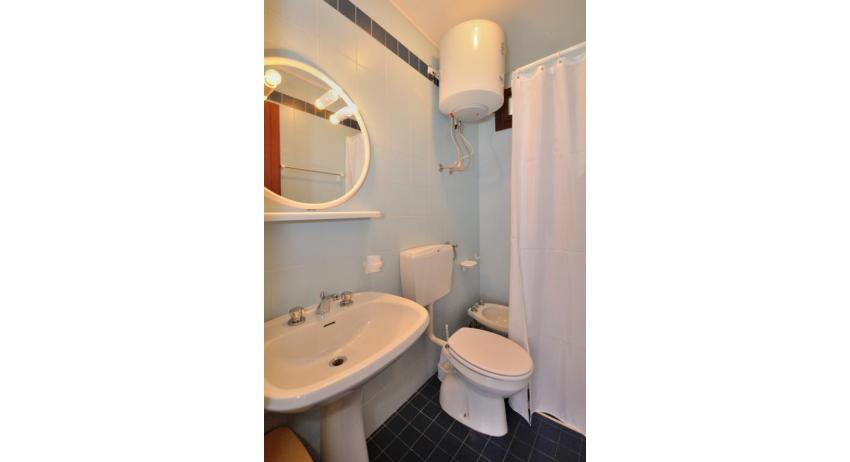 apartments CAVALLINO: A3 - bathroom with shower-curtain (example)