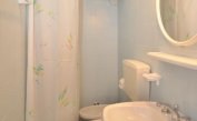 apartments CAVALLINO: B6 - bathroom with shower-curtain (example)