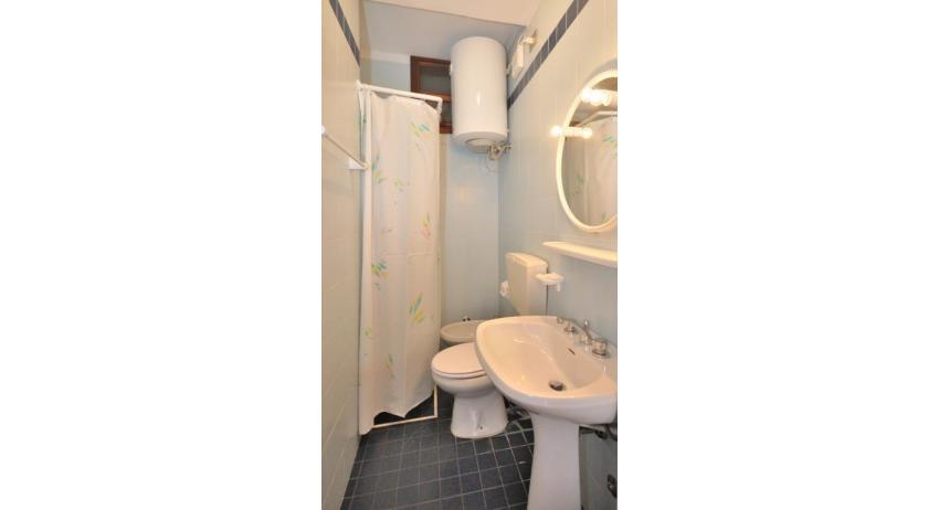 apartments CAVALLINO: B6 - bathroom with shower-curtain (example)