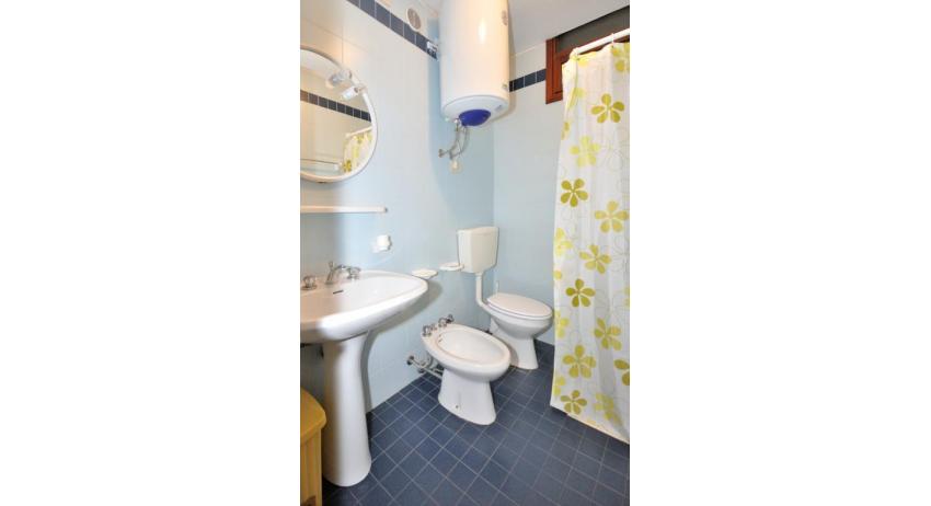 apartments CAVALLINO: C6 - bathroom with shower-curtain (example)