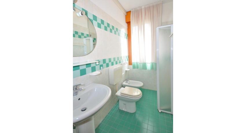 Ferienwohnungen RANIERI: C7 - Badezimmer mit Duschkabine (Beispiel)