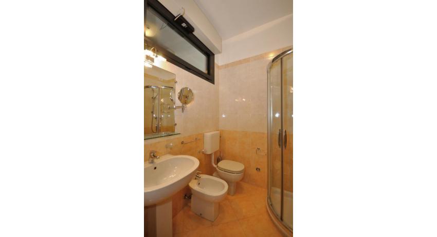 residence LUXOR: B5+ - bagno con box doccia (esempio)