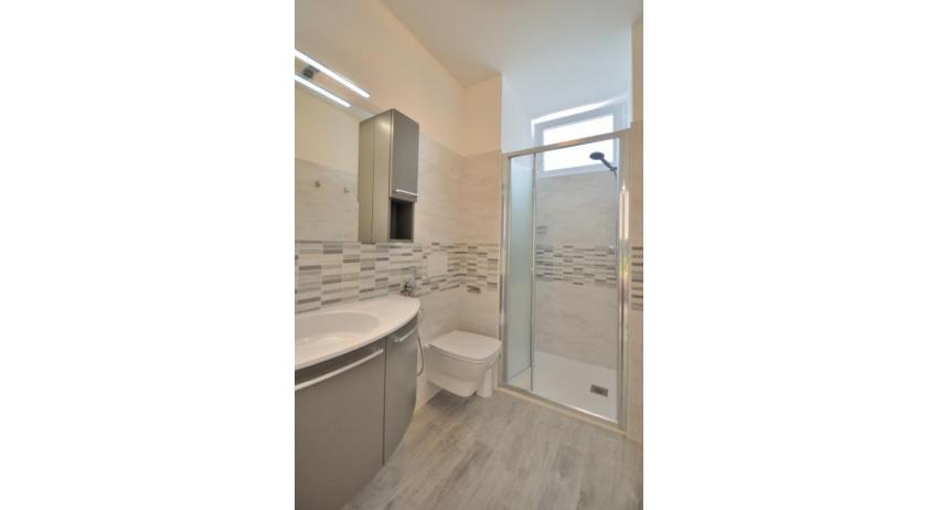 appartament STELLA: C6/1 - salle de bain avec cabine de douche (exemple)