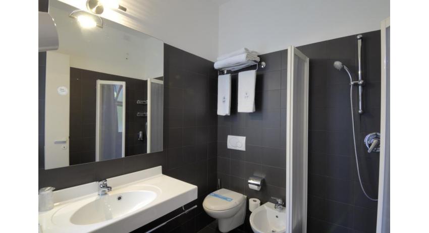 hotel FIRENZE: standard - bathroom with a shower enclosure (example)