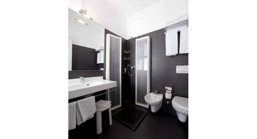 hotel FIRENZE: standard - bathroom (example)