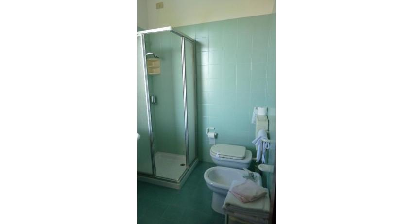 hôtel FIRENZE: standard - salle de bain avec cabine de douche (exemple)