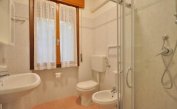 appartament VILLA VITTORIA: C6 - salle de bain avec cabine de douche (exemple)