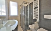 appartamenti RESIDENCE VIVALDI: A4 - bagno con box doccia (esempio)