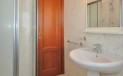 apartments DELFINO: B5 - bathroom with a shower enclosure (example)