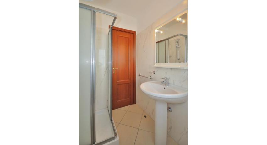 Ferienwohnungen DELFINO: B5 - Badezimmer mit Duschkabine (Beispiel)