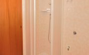 résidence LIDO DEL SOLE 1: B5 - salle de bain avec cabine de douche (exemple)