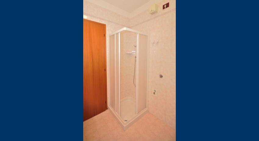 B5+ - salle de bain avec cabine de douche (exemple)
