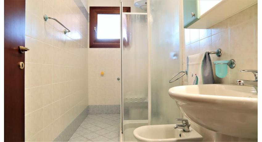 residence LEOPARDI-Gemini: B5/1 - bathroom with a shower enclosure (example)