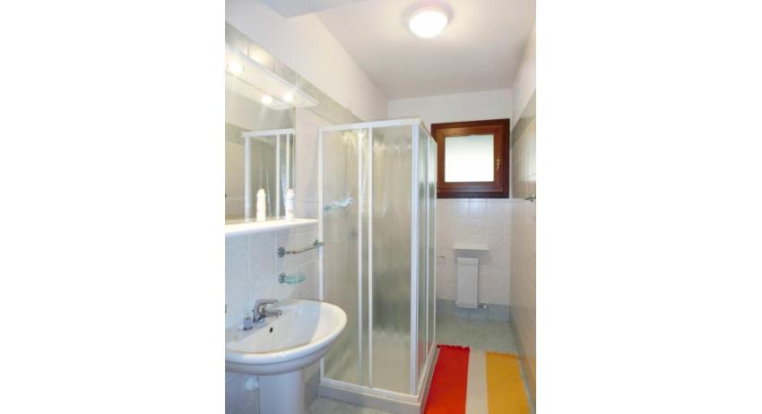 Residence LEOPARDI-Gemini: D9 - Badezimmer mit Duschkabine (Beispiel)