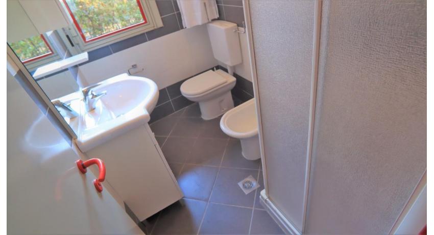 Ferienwohnungen BILOBA: B4/1 - Badezimmer mit Duschkabine (Beispiel)