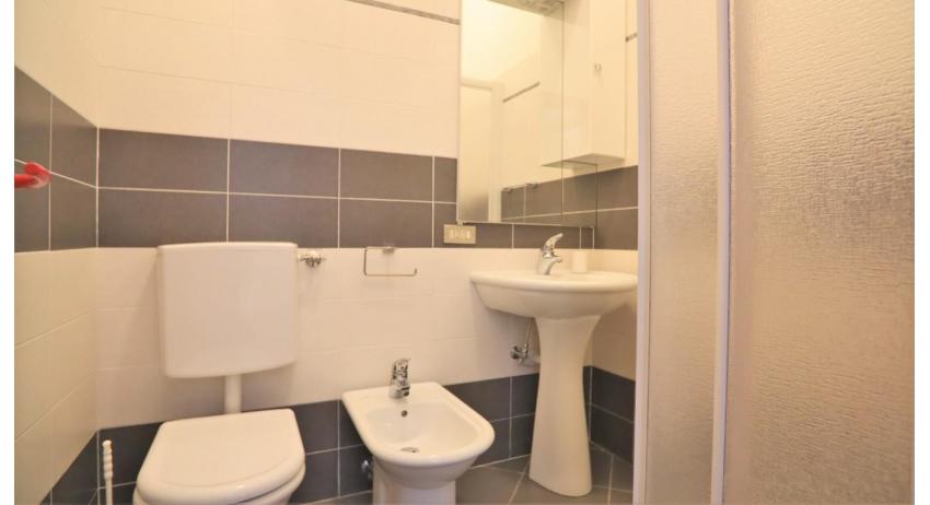 apartments BILOBA: C6/1 - bathroom (example)