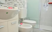 Ferienwohnungen BILOBA: C6/1 - Badezimmer mit Duschkabine (Beispiel)