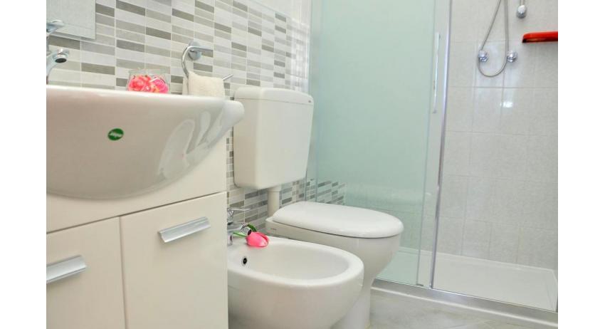 apartments BILOBA: C6/1 - bathroom with a shower enclosure (example)