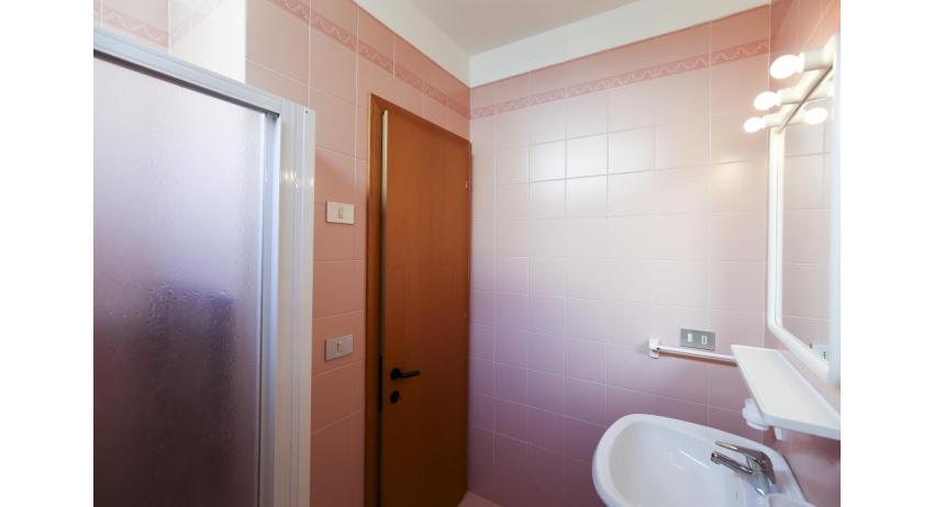 appartamenti CAMPIELLO: A4 - bagno con box doccia (esempio)