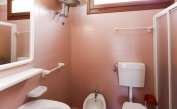 Ferienwohnungen CAMPIELLO: C6/B* - Badezimmer mit Duschkabine (Beispiel)