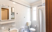 résidence CALYCANTHUS: C7/1 - salle de bain avec cabine de douche (exemple)
