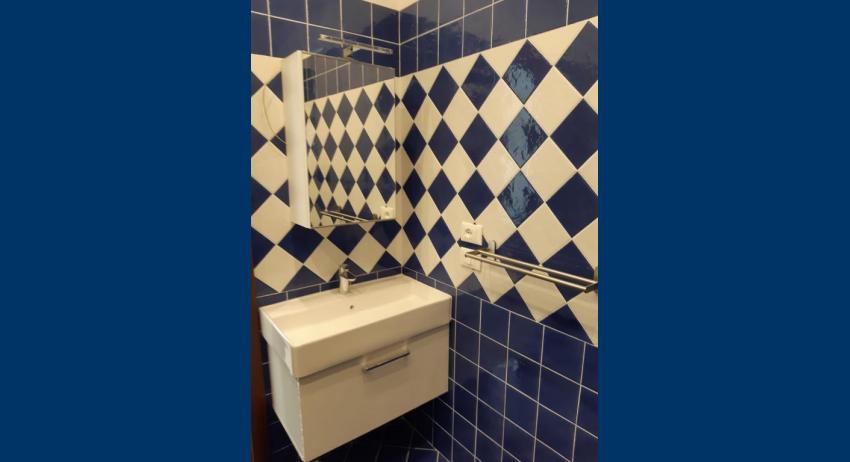 A5/S - bathroom (example)