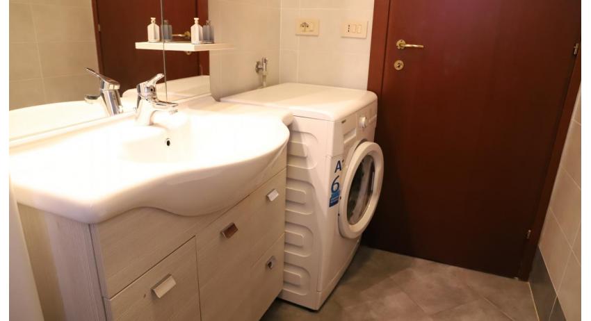 Ferienwohnungen QUADRANGOLO: C6/1 - Badezimmer mit Waschmaschine (Beispiel)