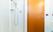 residence SUMMERTIME FAMILY RESORT: B5/VPC - bagno con box doccia (esempio)