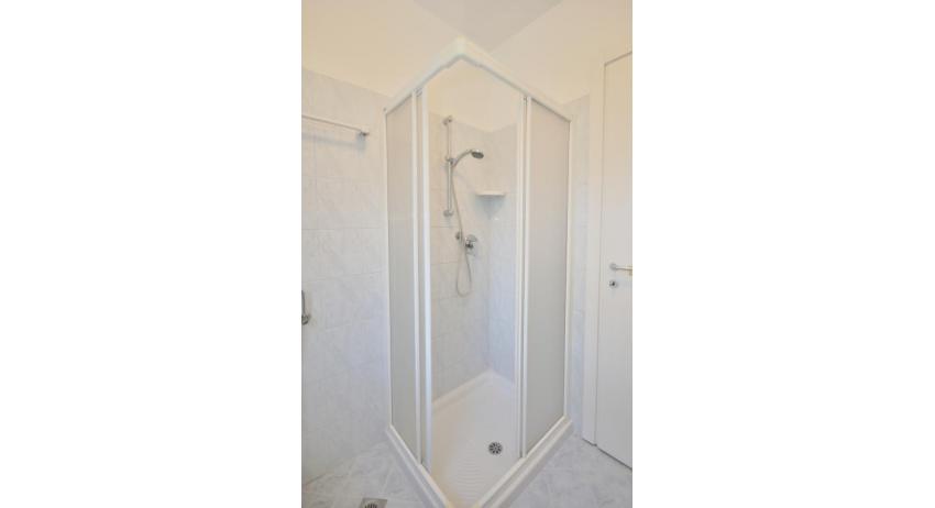 Ferienwohnungen RESIDENCE PINEDA: A2 - Badezimmer mit Duschkabine (Beispiel)