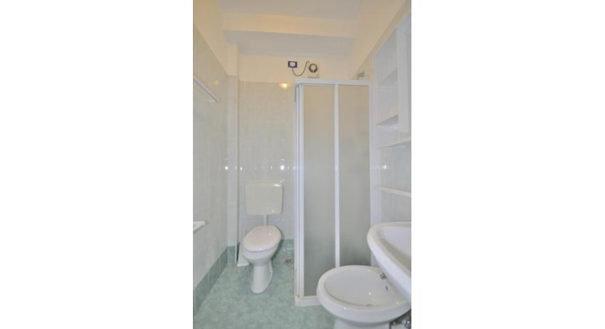 apartments RESIDENCE PINEDA: B4/1 - bathroom with a shower enclosure (example)