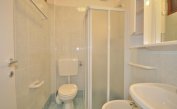 Ferienwohnungen RESIDENCE PINEDA: B4+ - Badezimmer mit Duschkabine (Beispiel)