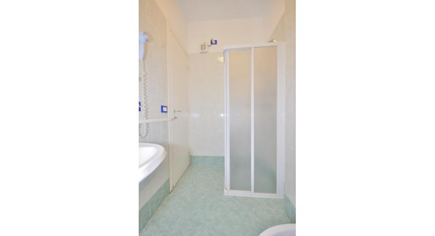 appartament RESIDENCE PINEDA: C6/1 - salle de bain avec cabine de douche (exemple)