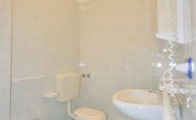 apartments RESIDENCE PINEDA: C6/1 - bathroom (example)