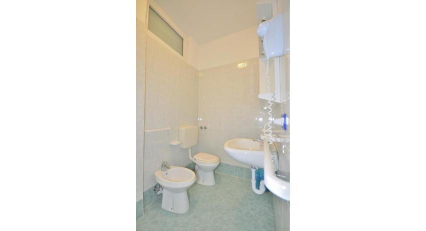 Ferienwohnungen RESIDENCE PINEDA: C6/1 - Badezimmer (Beispiel)