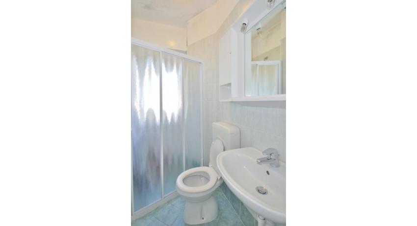 Ferienwohnungen RESIDENCE PINEDA: D7/2 - Badezimmer mit Duschkabine (Beispiel)