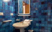 apartments CROCE DEL SUD: B5 - bathroom (example)