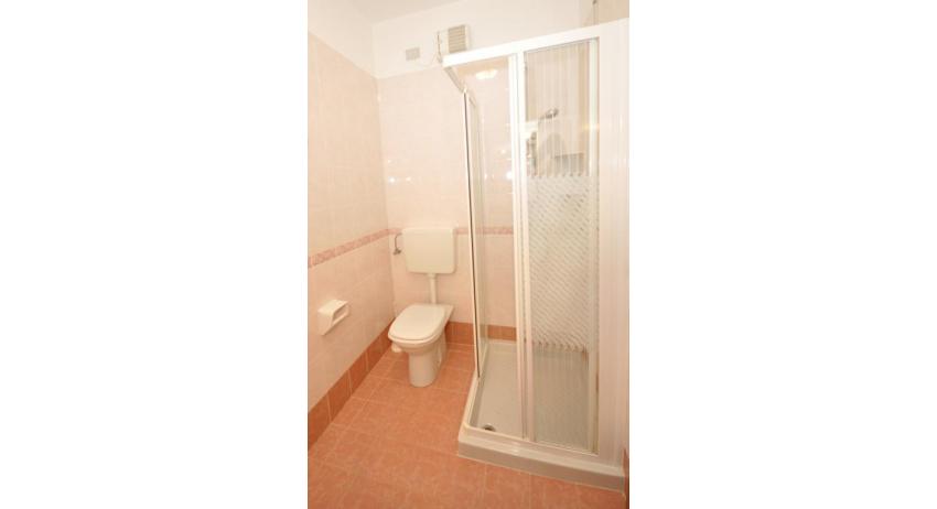 Residence LE ALTANE: C6/2 - Badezimmer mit Duschkabine (Beispiel)