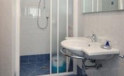 Ferienwohnungen LAGUNA GRANDE: B5 - Badezimmer mit Duschkabine (Beispiel)