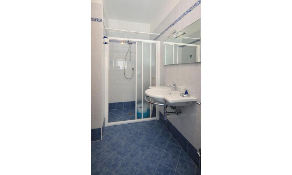 Ferienwohnungen LAGUNA GRANDE: B5 - Badezimmer mit Duschkabine (Beispiel)