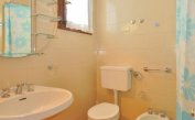 Ferienwohnungen SKORPIOS: A3 - Badezimmer mit Duschvorhang (Beispiel)