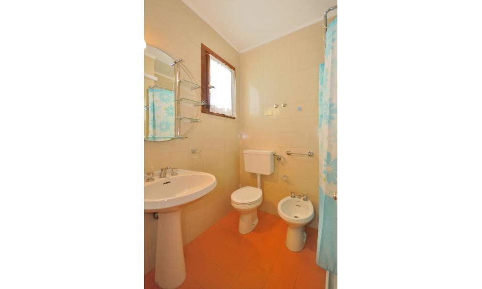 apartments SKORPIOS: A3 - bathroom with shower-curtain (example)