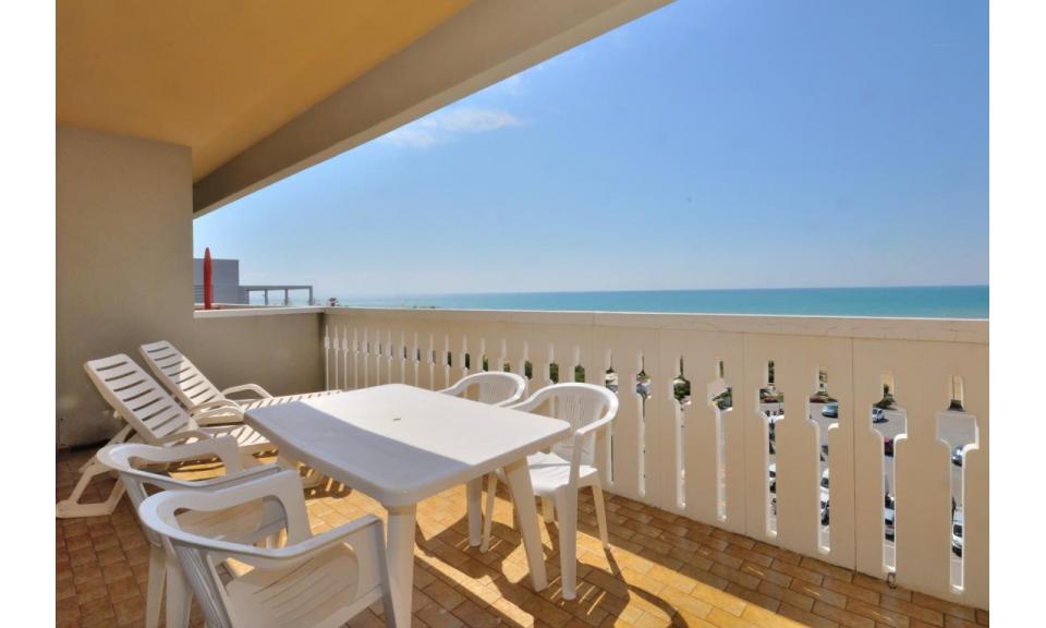 Ferienwohnungen SKORPIOS: B5 - Balkon mit Meerblick (Beispiel)