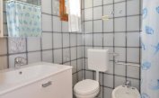 Ferienwohnungen SKORPIOS: B5 - Badezimmer mit Duschvorhang (Beispiel)