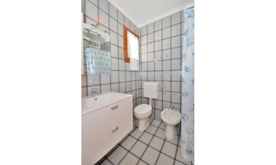 Ferienwohnungen SKORPIOS: B5 - Badezimmer mit Duschvorhang (Beispiel)