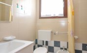 Ferienwohnungen SKORPIOS: C6 - Badezimmer mit Duschvorhang (Beispiel)
