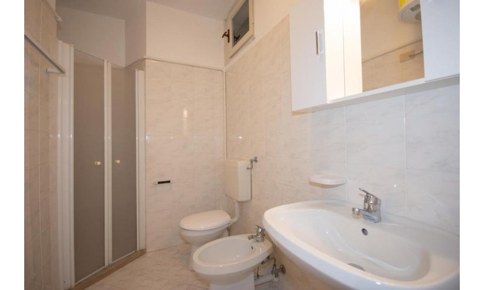 apartments PATRIZIA: C6 - bathroom with a shower enclosure (example)