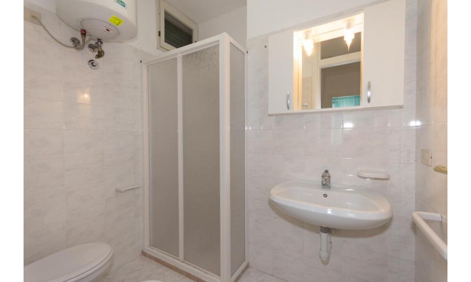 Ferienwohnungen PATRIZIA: D7 - Badezimmer mit Duschkabine (Beispiel)
